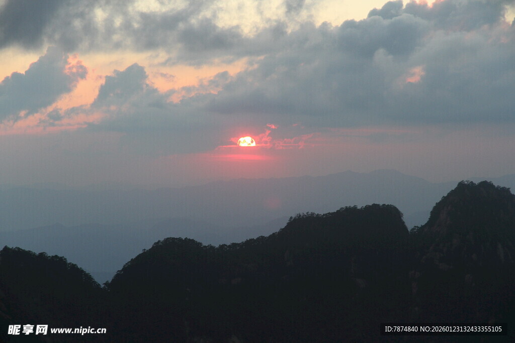 日落山峦间的壮美景色