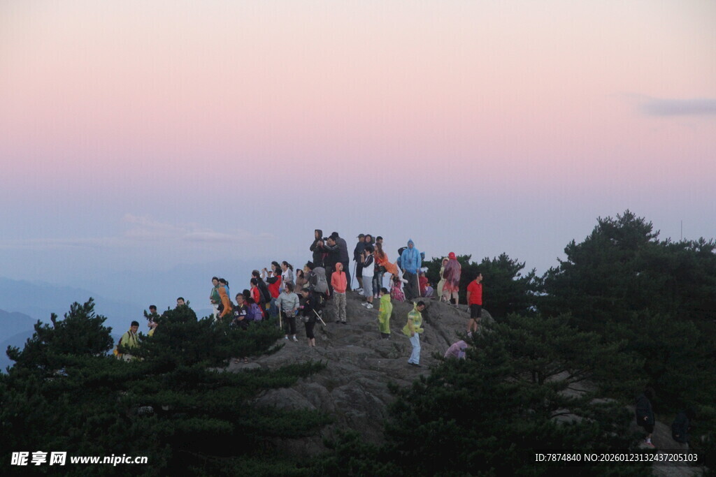 山顶人群赏绝美黄昏景色