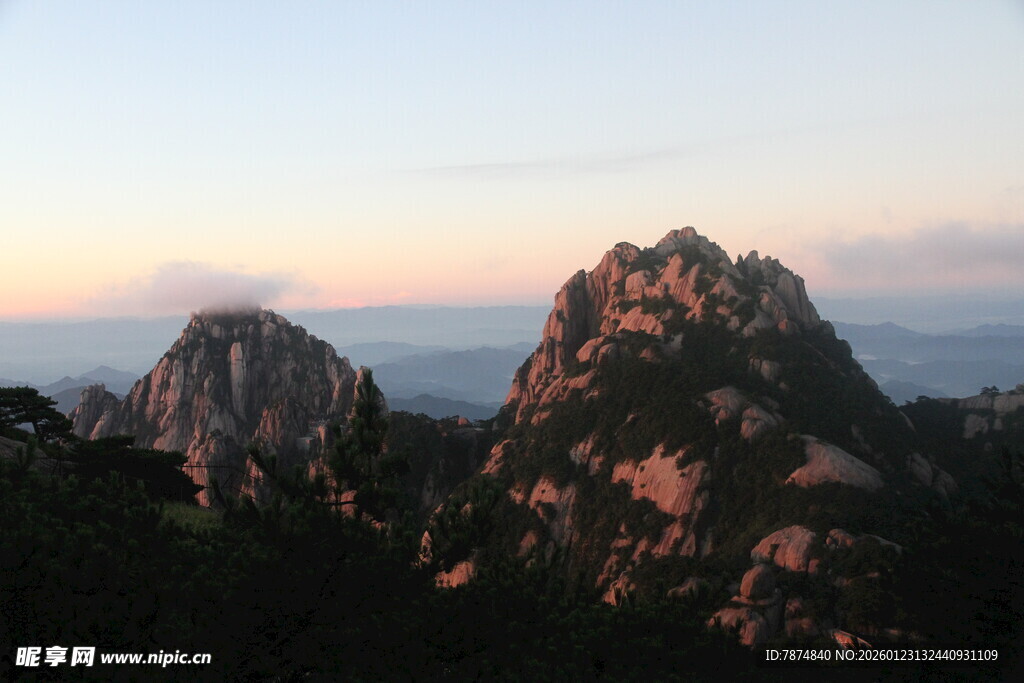 夕阳下的壮丽山峰