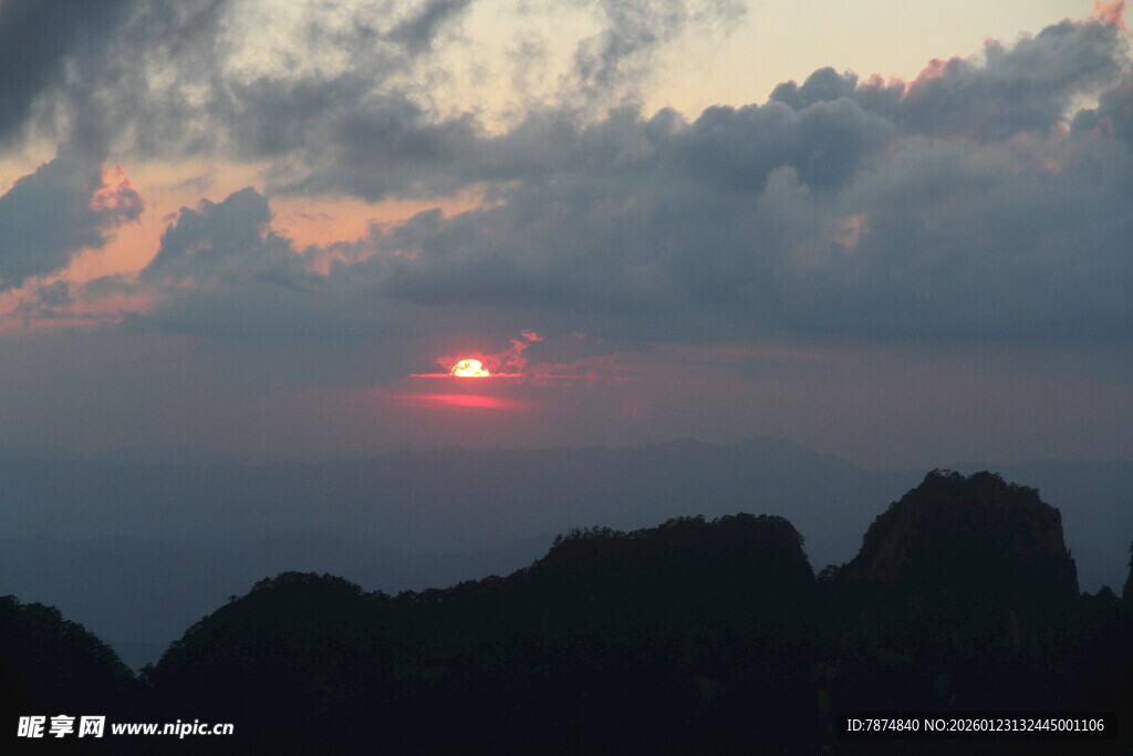 日落山峦间美景