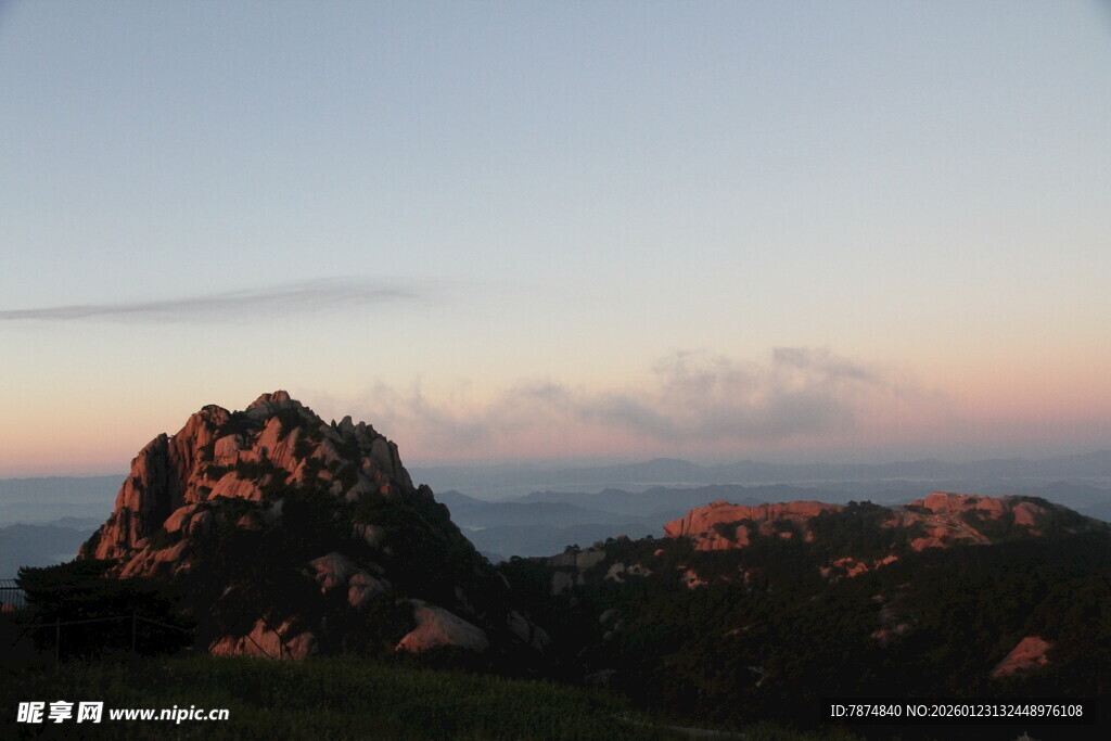 日落时分的壮美山峦景色