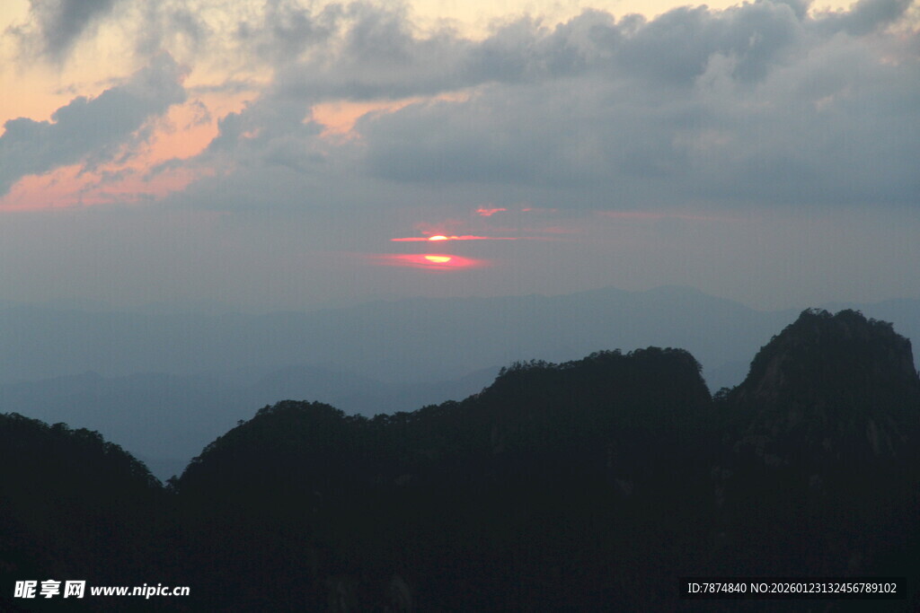 日落山峦间的壮美景色