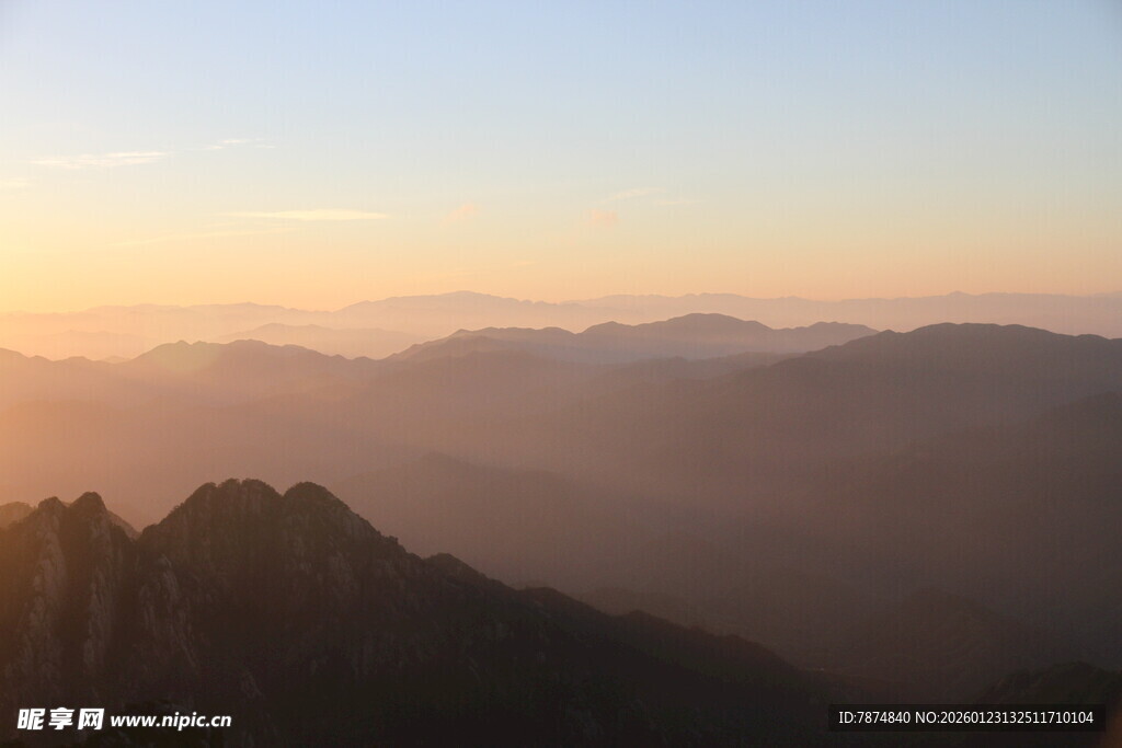 日出时分的山峦美景