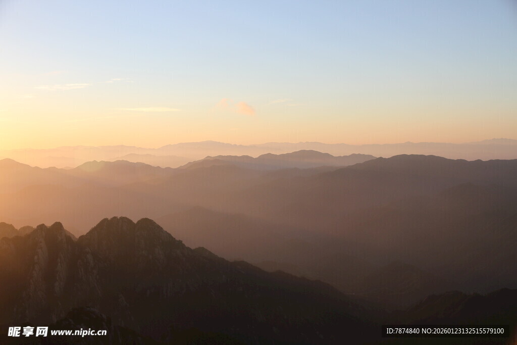 日出映山峦美景