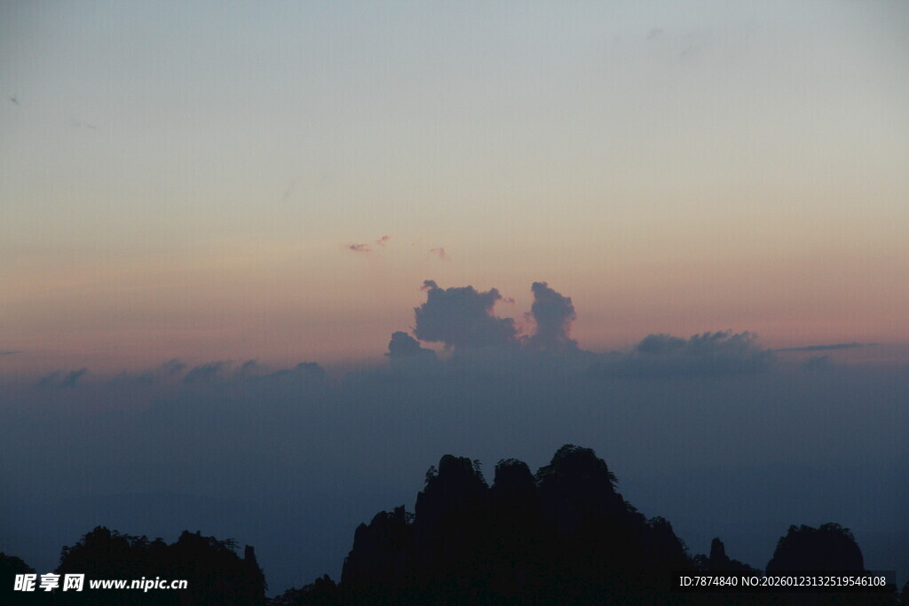 日出云海间的壮丽景致