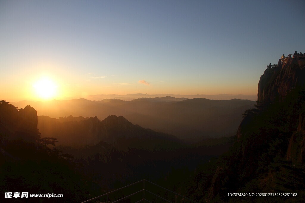 日出时分的壮丽山景