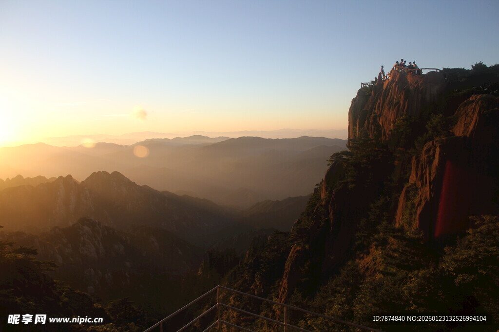 日出时分的壮丽山景
