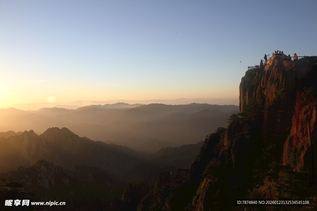 日出时分的壮丽山景