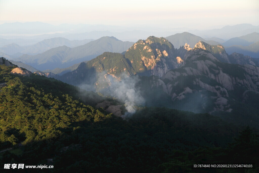 山间晨景 云雾缭绕的山峦