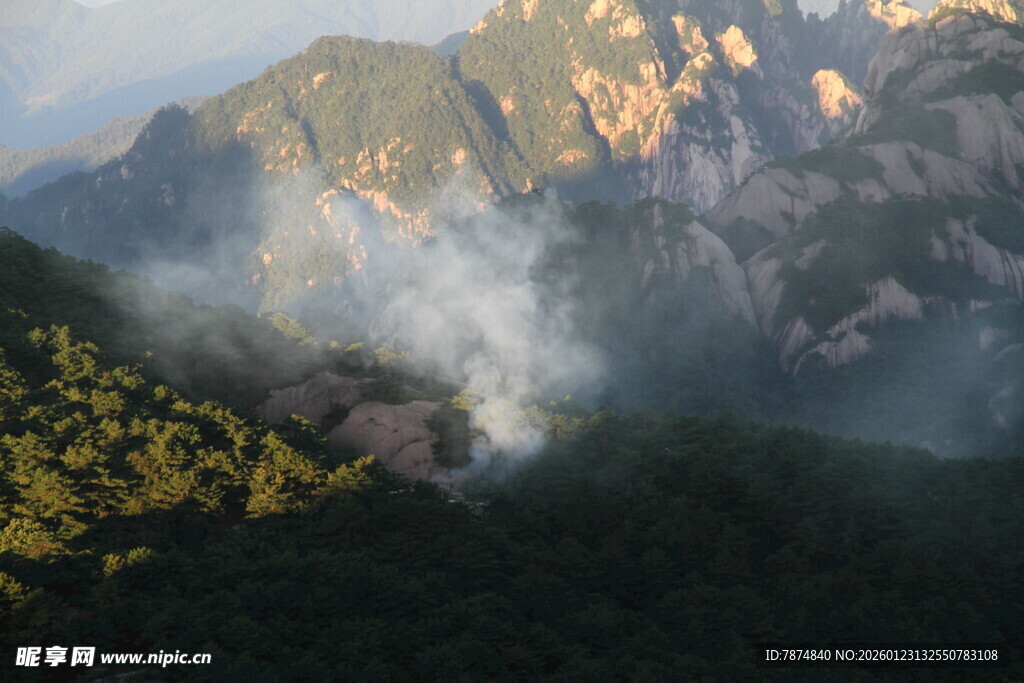 山间云雾缭绕的壮丽景色