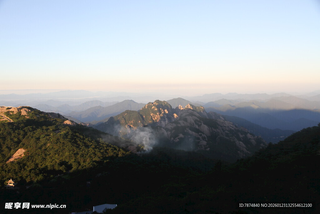 山间晨景 云雾缭绕的山色