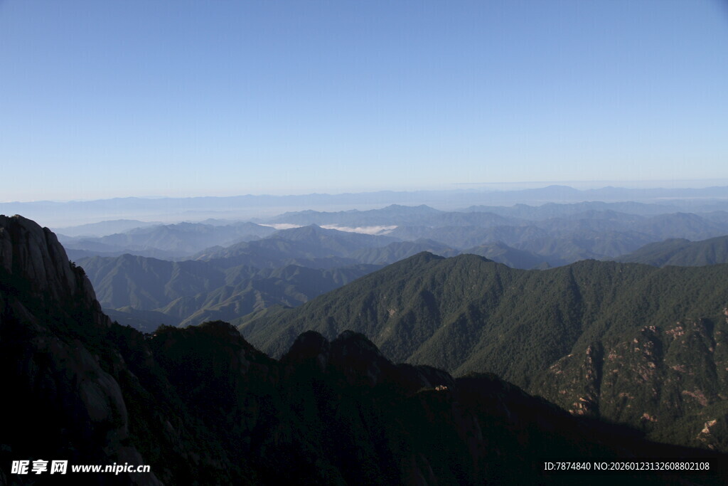 壮丽山景俯瞰辽阔天地
