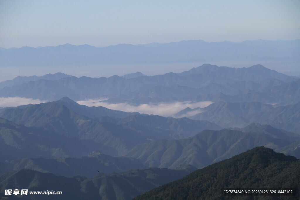山峦云海景观