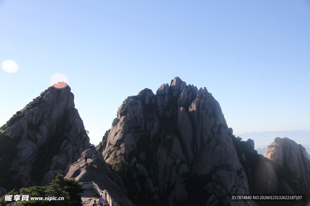 巍峨山峰壮丽景致