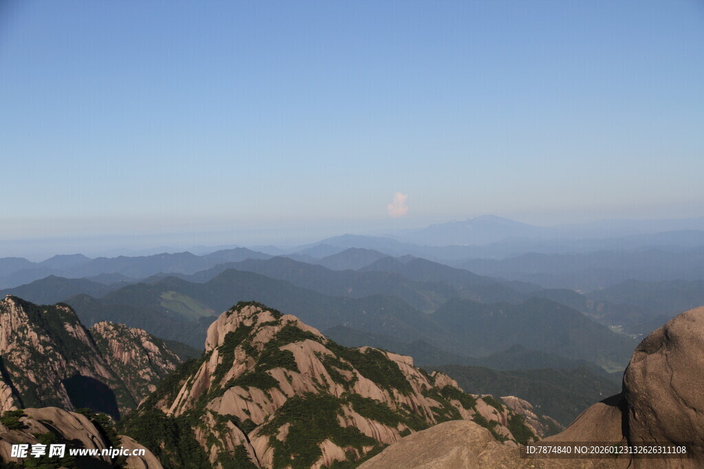 壮丽山景俯瞰辽阔天地