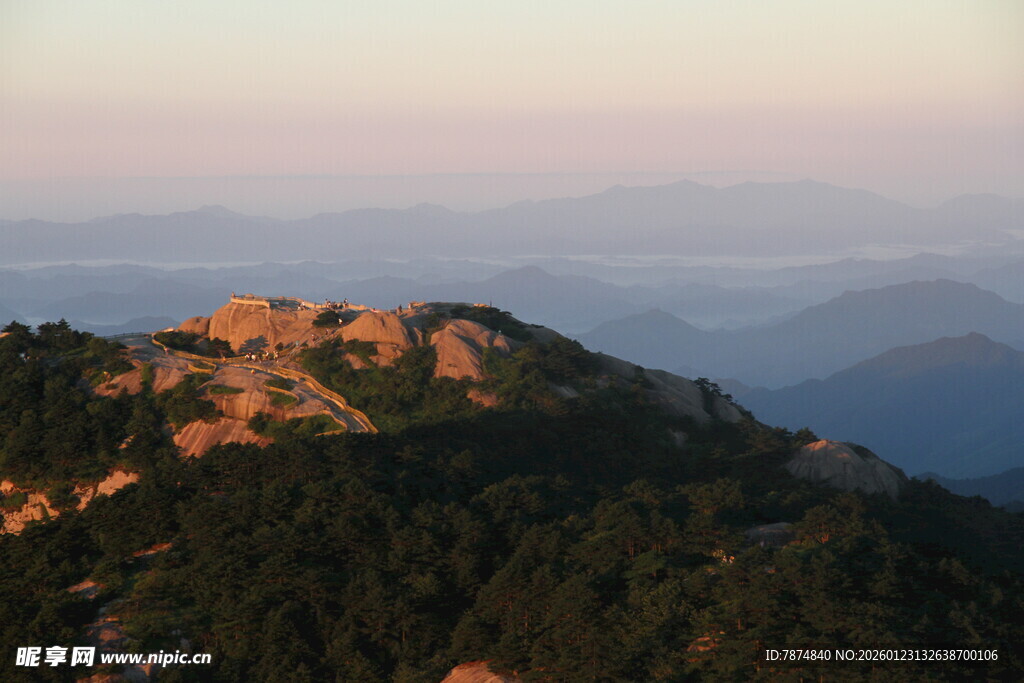 黄昏下的山峦美景