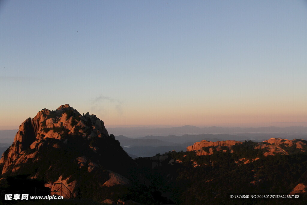 黄昏下的壮美山峰