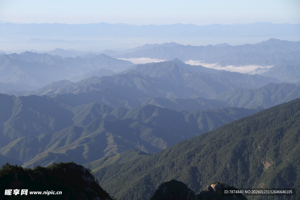 山峦叠嶂间的壮美景色