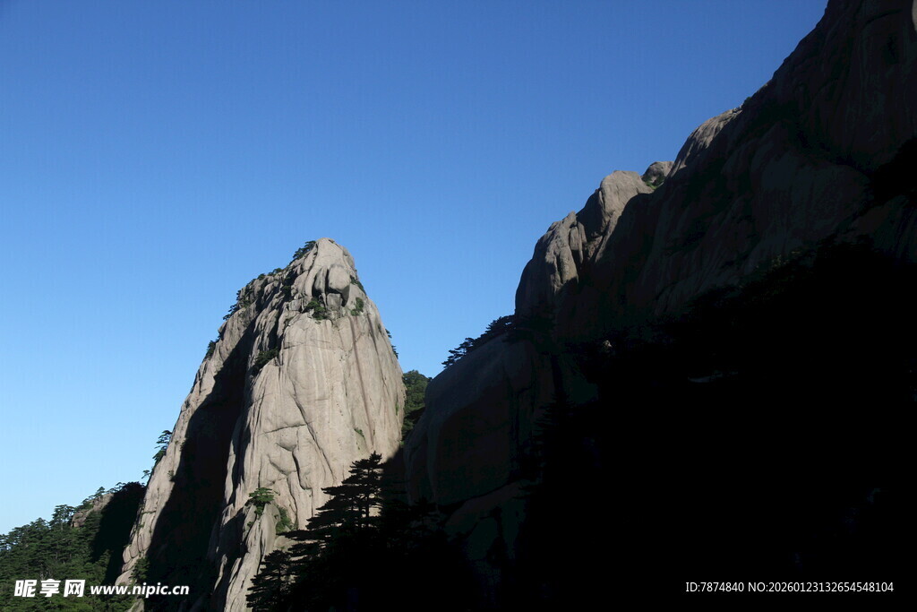 巍峨山峰屹立蓝天之下