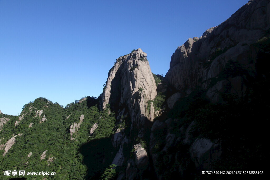巍峨山峰 绿意盎然的景致