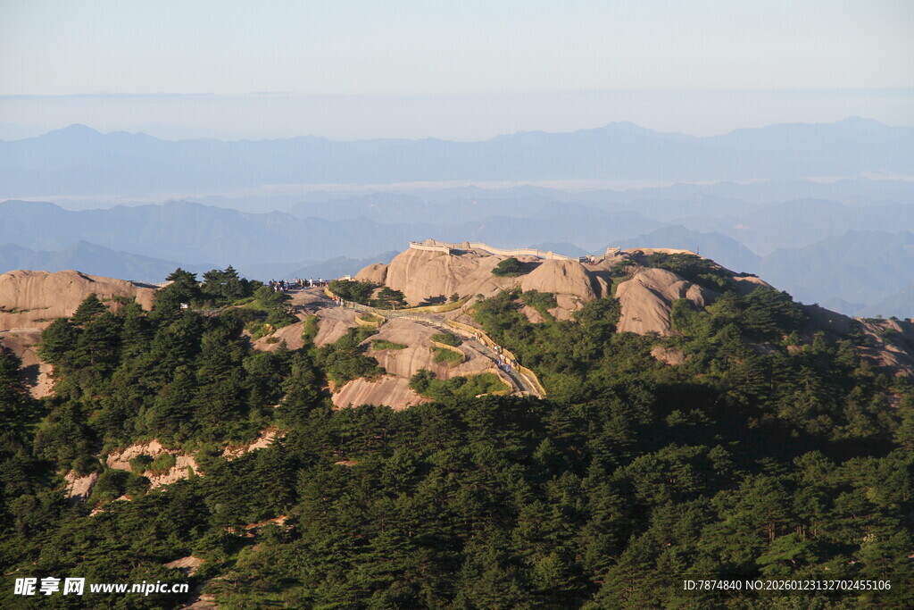 山峦绿意浓 远景入画来