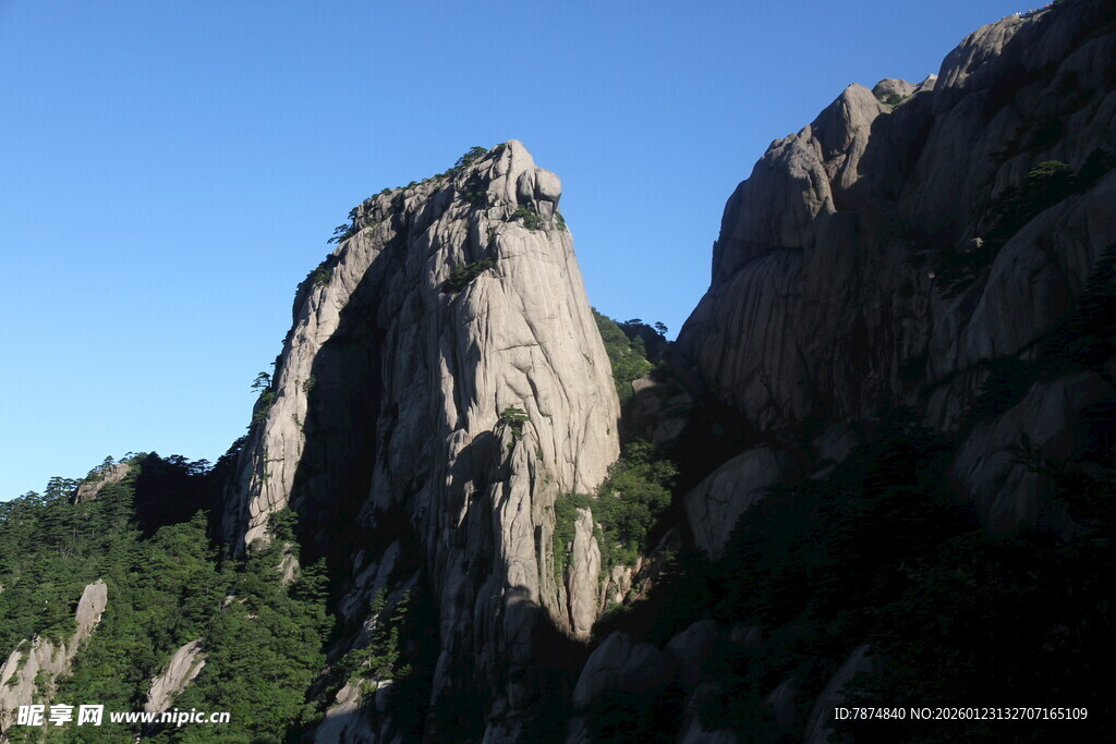 巍峨山峰 尽显自然壮美