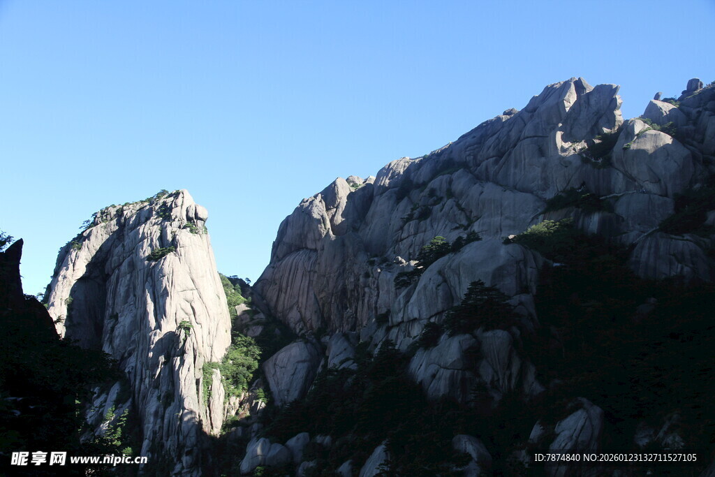 巍峨嶙峋的壮丽山峰