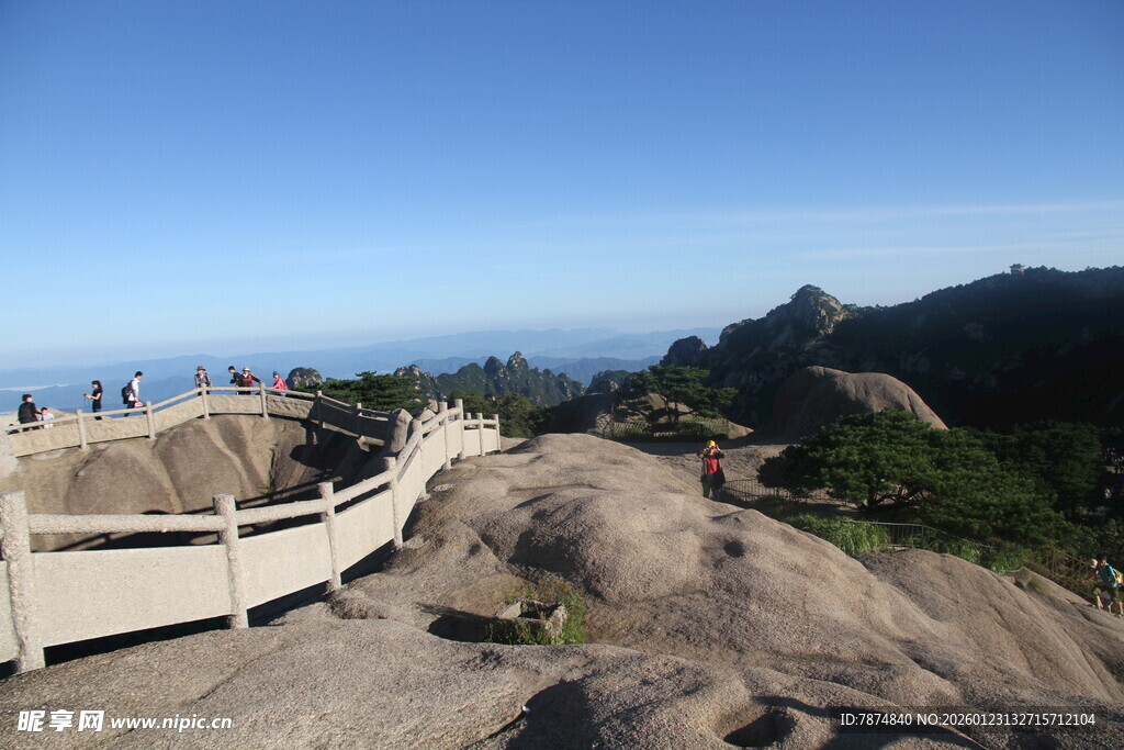 山间栈道 赏秀丽自然风光