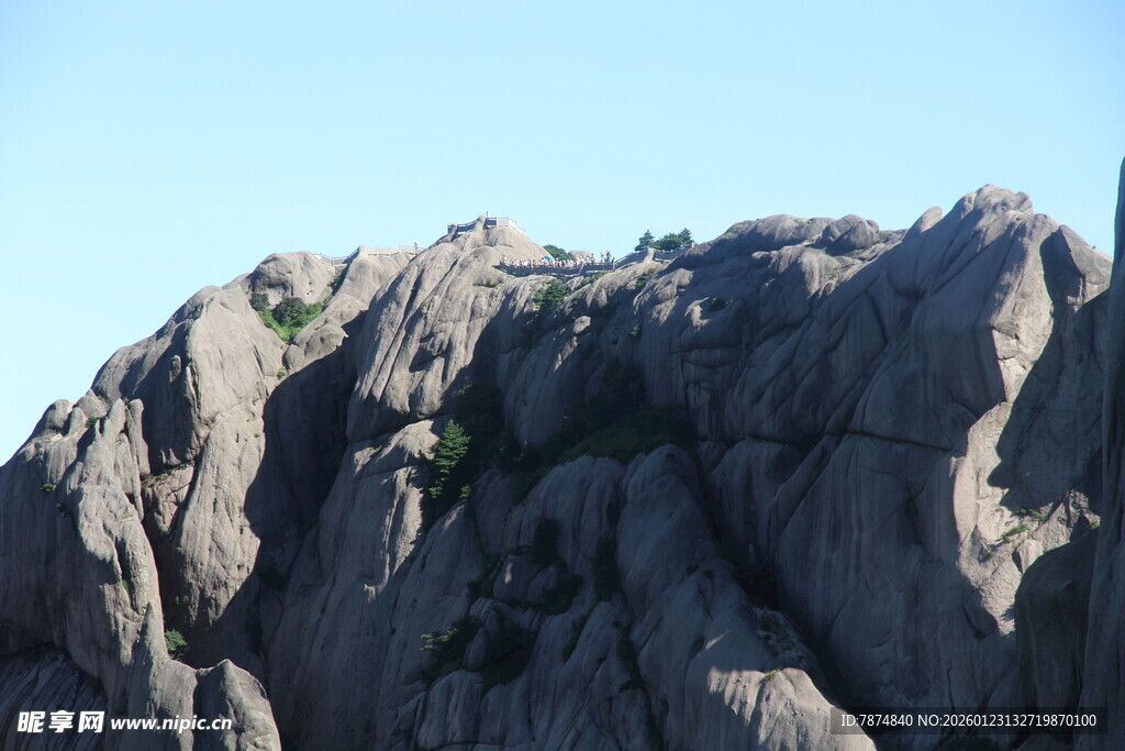 巍峨峻峭的嶙峋岩石