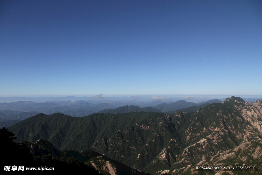 壮丽山景 蓝天映衬巍峨峰峦