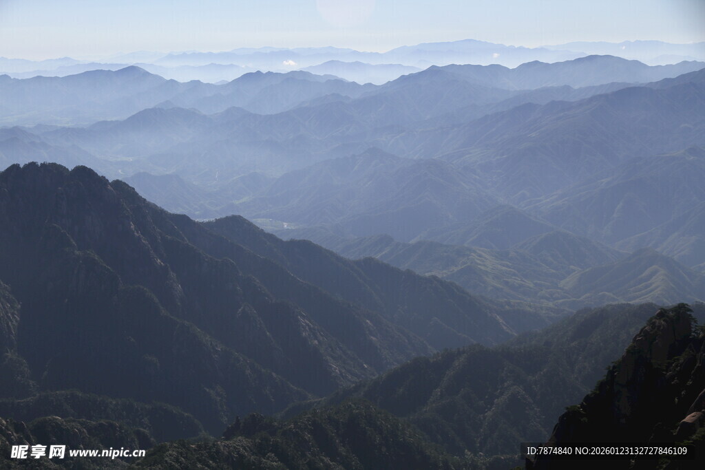山峦叠嶂间的缥缈雾景