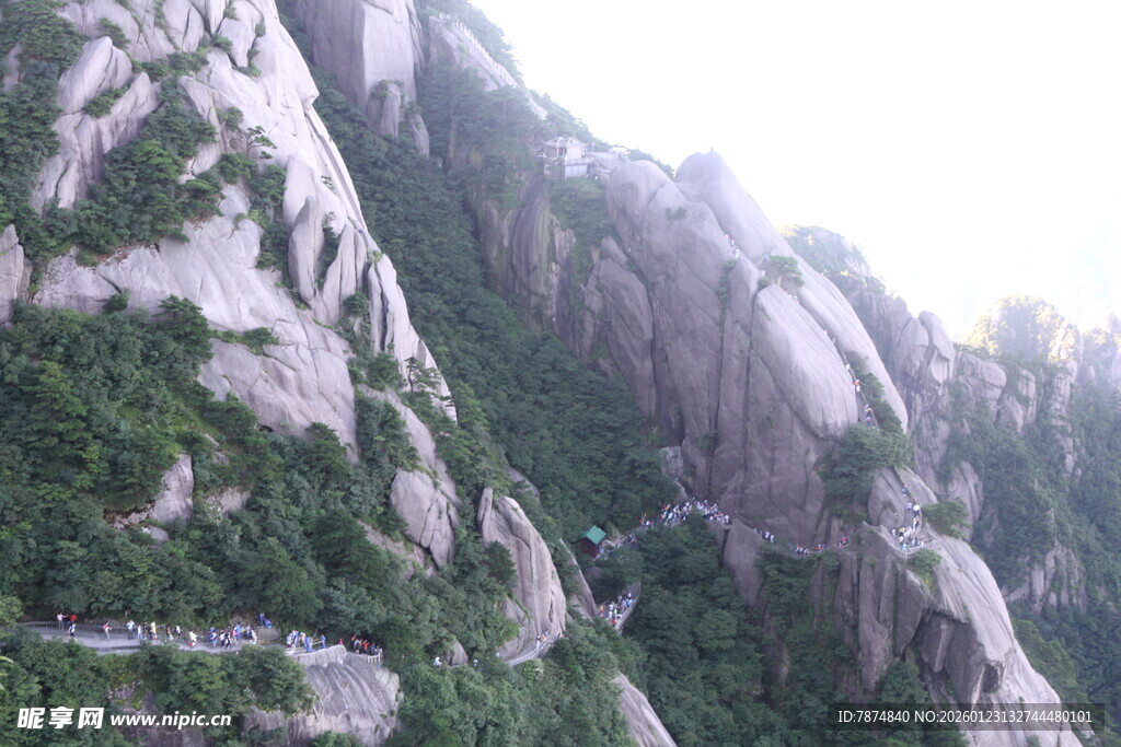 巍峨山峰绿意点缀