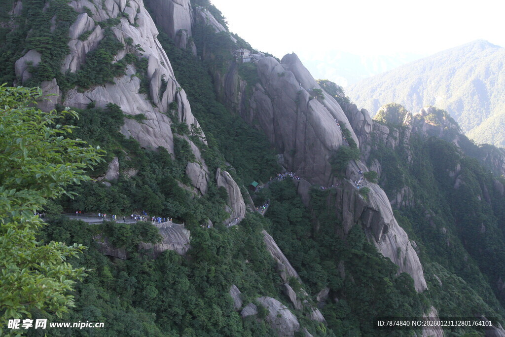 巍峨险峻的壮丽山景