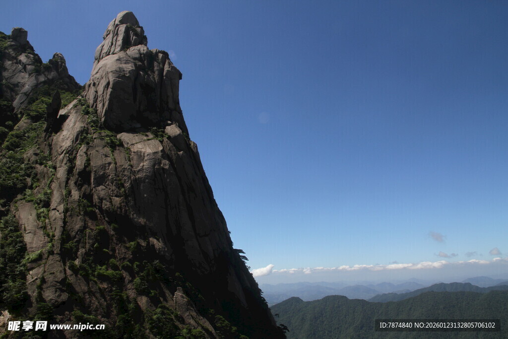 巍峨奇峰屹立蓝天之下