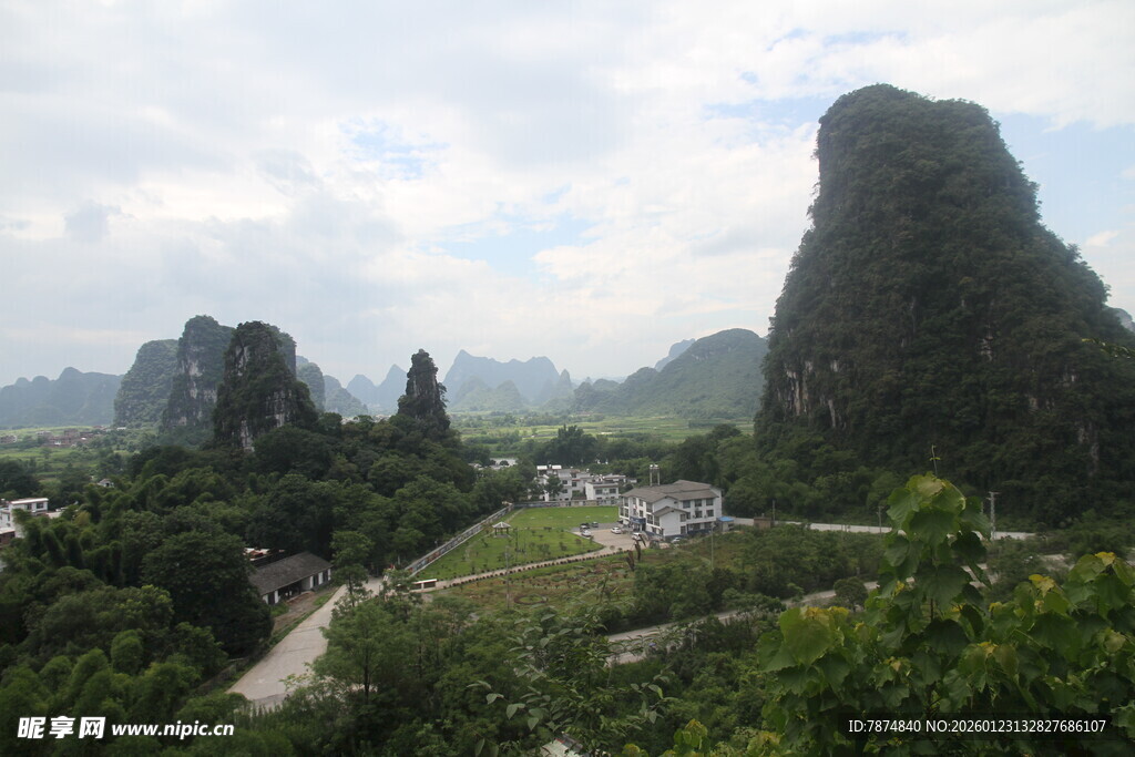 秀丽山峦间的绿意景致