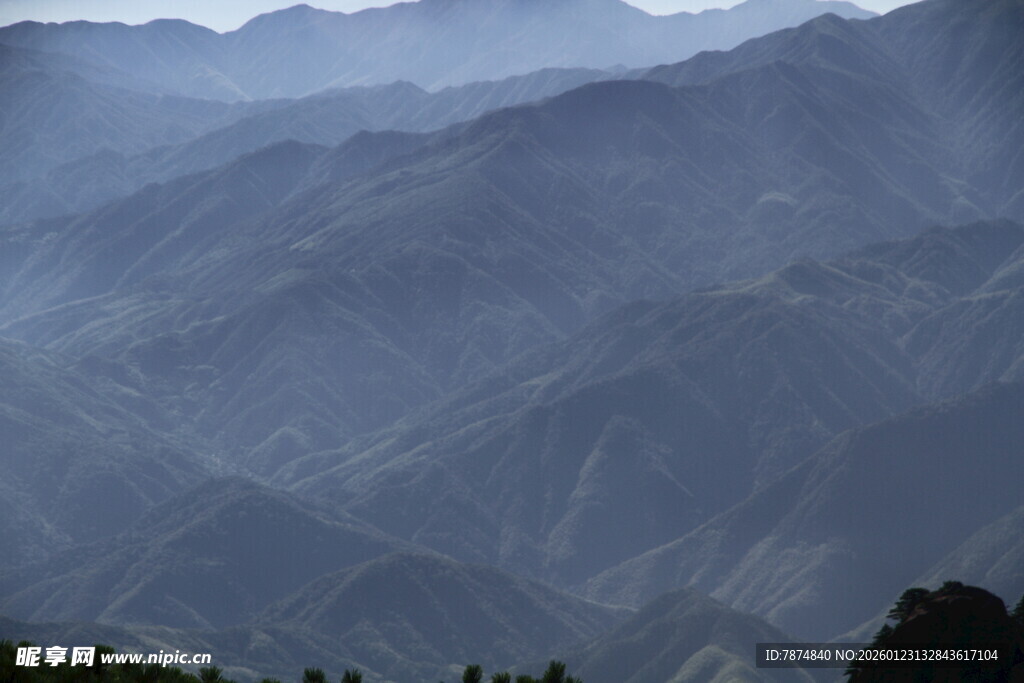 山峦叠嶂的壮美自然景观