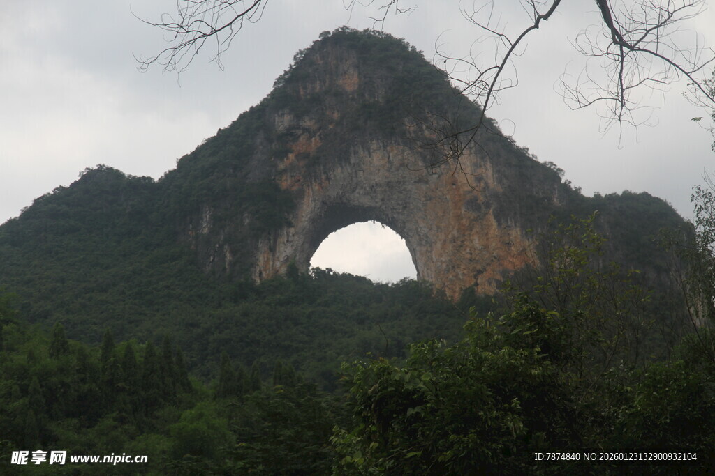 山间天然石拱景观