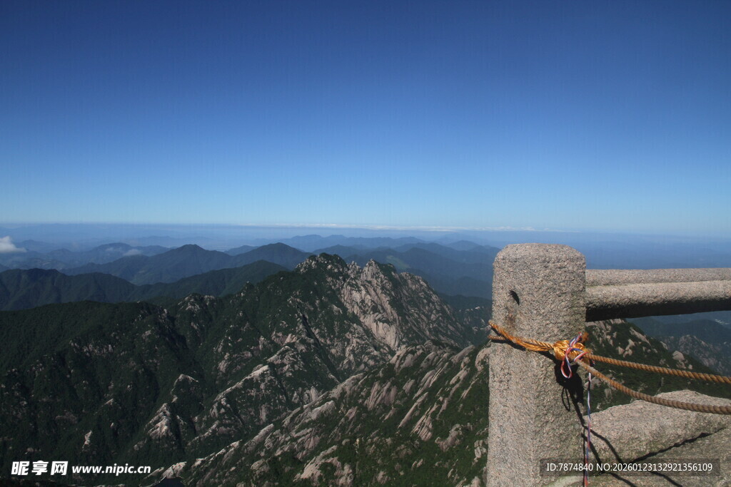 山巅观景台远眺壮丽山色