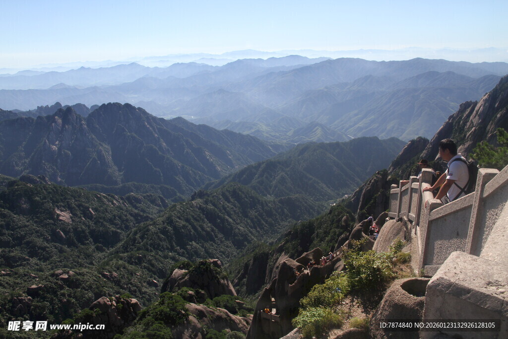 壮丽山景山间栈道远景