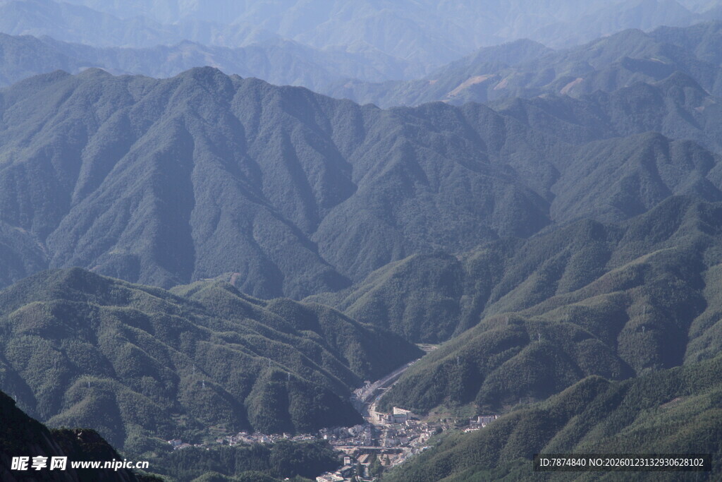 壮丽山峦间的村落风光