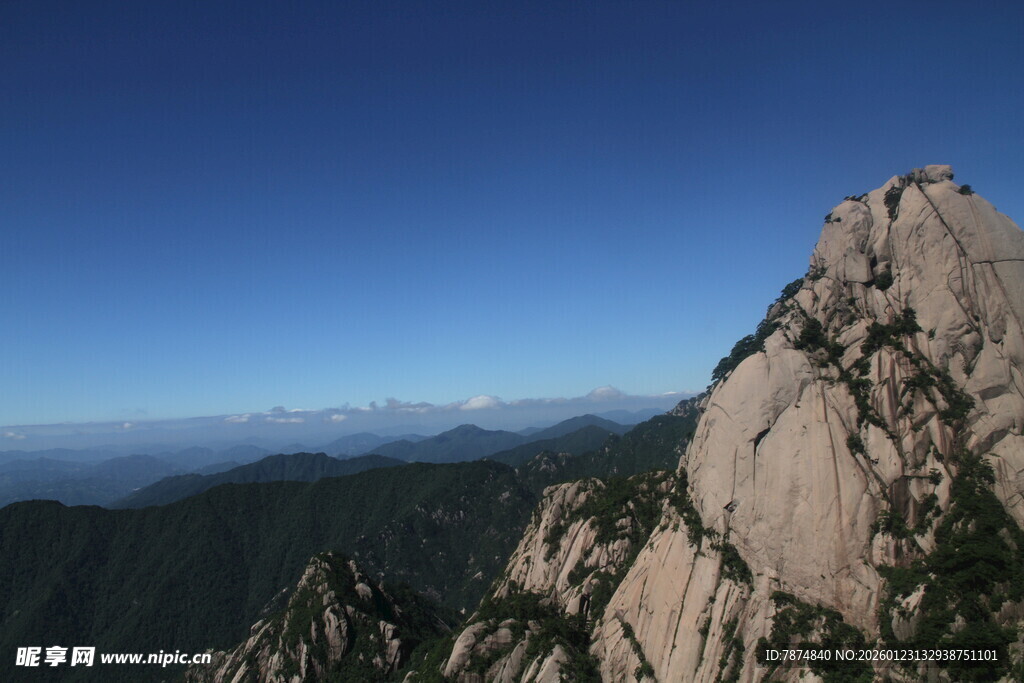 巍峨山峰 壮阔蓝天美景