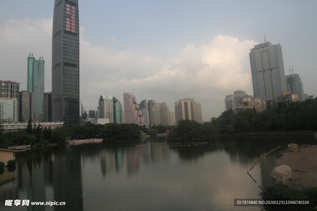 城市河畔高楼景观