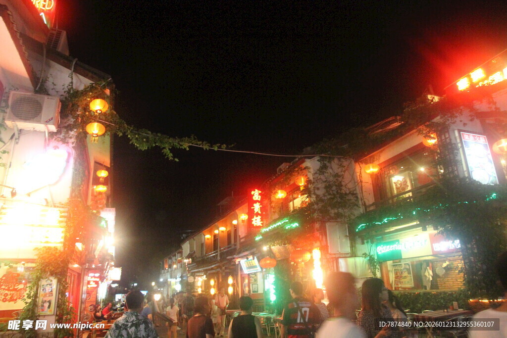 热闹夜市的璀璨夜景