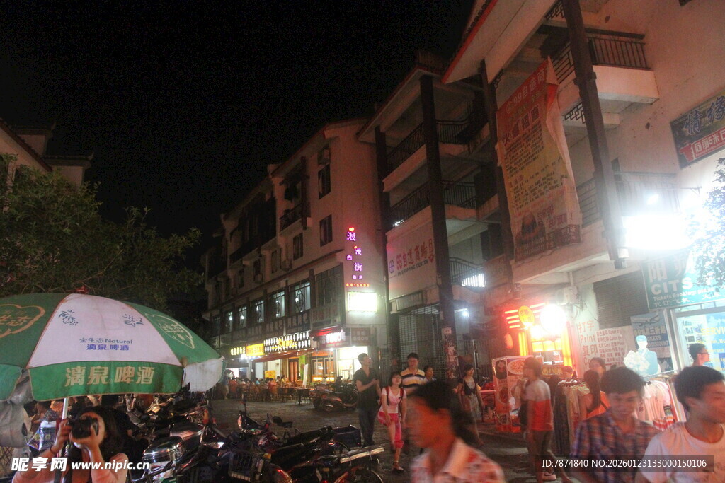 热闹夜市人群聚集场景