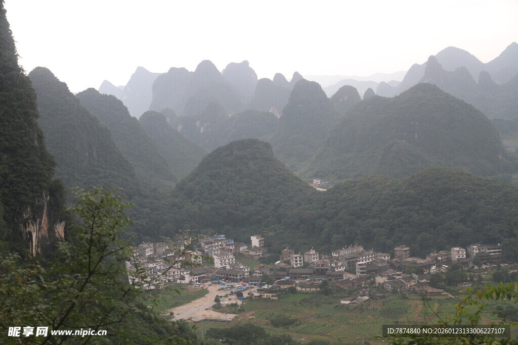 桂林山水间的村落风光