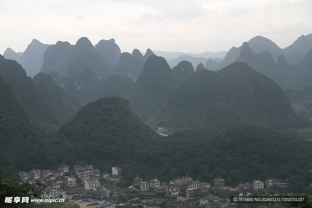 桂林山水间的城镇风光