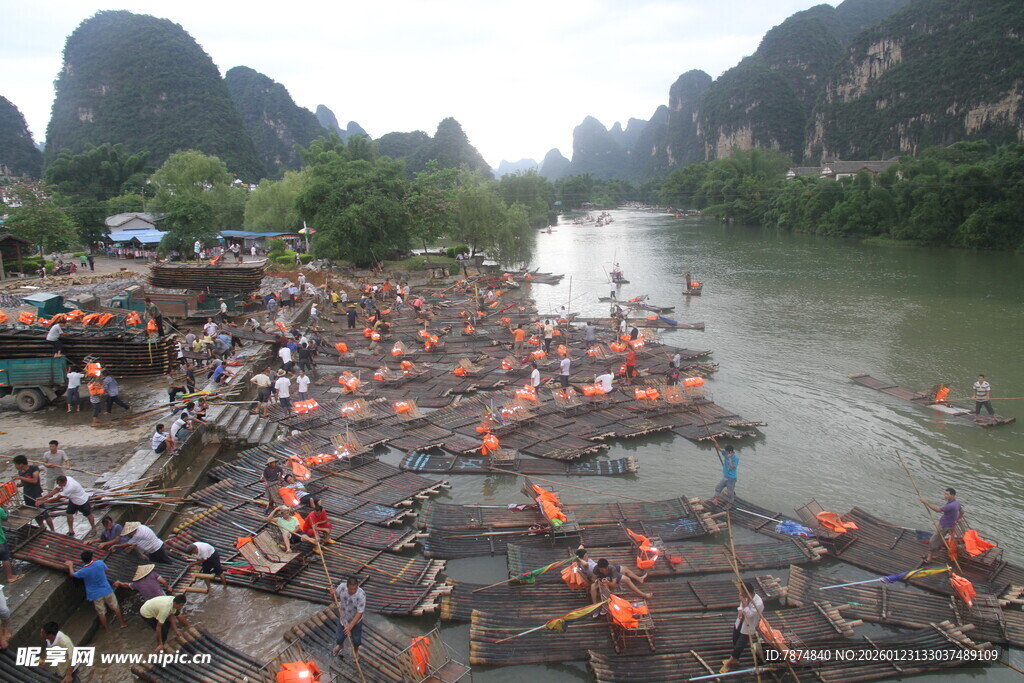 漓江漂流热闹景象