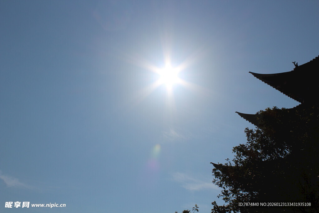 阳光照耀下的中式建筑一角