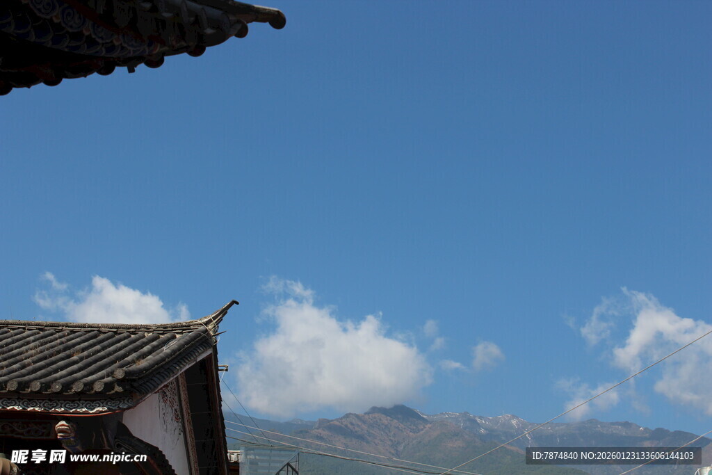 古屋檐下的蓝天与远山