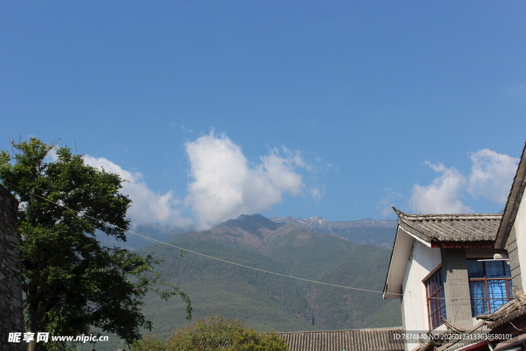 山间屋景 蓝天白云青山